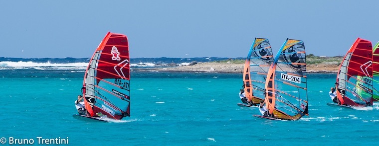 Gruppo di windsurf in planata